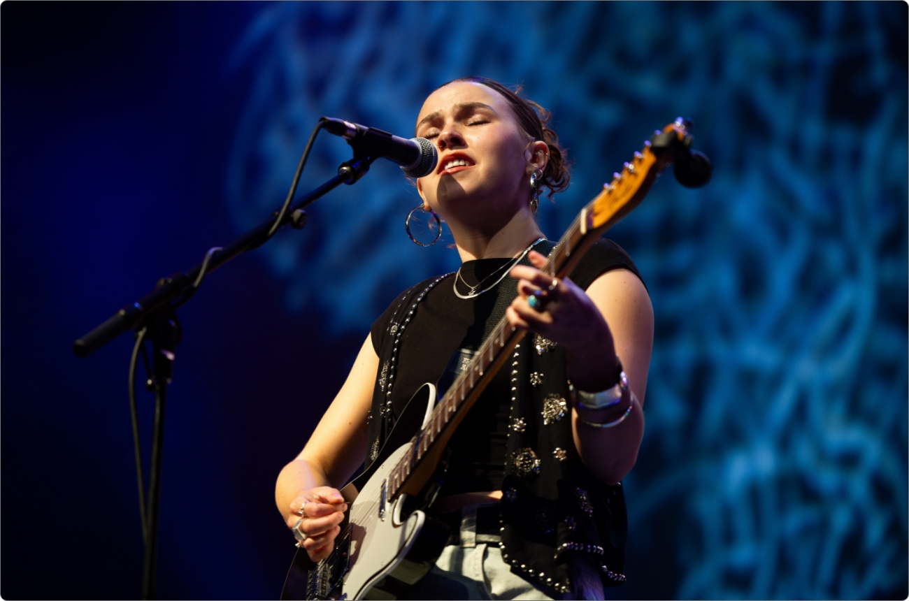 Former Lesson Studio student Wren Van performing on stage. 